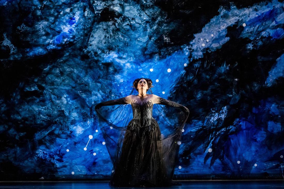 Szene aus dem Film „DIE ZAUBERFLÖTE - MOZART (ROYAL BALLET & OPERA 2025/26) LIVE”