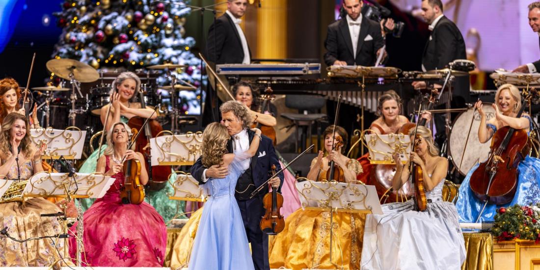 Szene aus dem Film „ANDRÉ RIEU'S 2025 CHRISTMAS CONCERT: MERRY CHRISTMAS”