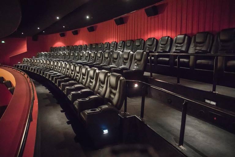 VIPSitze extra breite Kinositze aus Leder CinemaxX.de